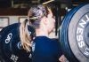 chica realizando cargad de fuerza o power clean en crossfit con barra