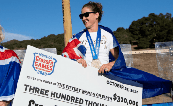 Tia-clair con el premio de los crossfit games