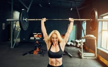 chica realizando push press en crossfit
