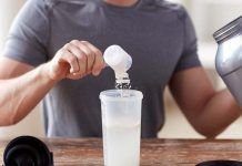 chico echando proteina whey al mezclador
