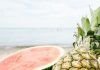 sandía y piña como frutas para comer en la playa