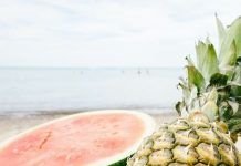 sandía y piña como frutas para comer en la playa