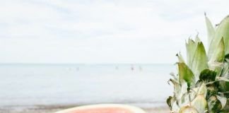 sandía y piña como frutas para comer en la playa