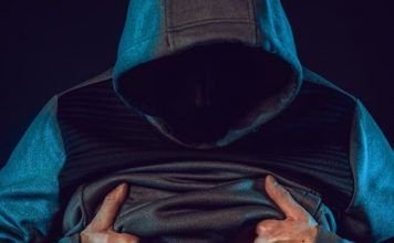 chico enseñando abdominales