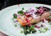 plato real food de salmon con verduras comida real