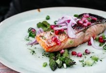 plato real food de salmon con verduras comida real