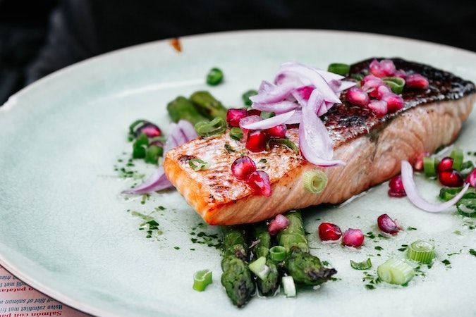 plato real food de salmon con verduras comida real