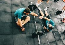 chicos chochando mano rest day