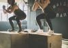 Chicas realizando saltos al cajon en un wod rft en crossfit