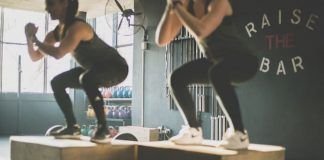 Chicas realizando saltos al cajon en un wod rft en crossfit