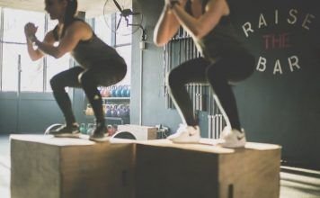 Chicas realizando saltos al cajon en un wod rft en crossfit