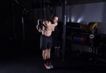 hombre realizando ring dips crossfit o fondo en anillas