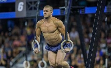 Jacob Heppner realizando ring muscle ups anillas