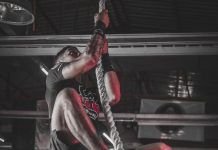 chico realizando rope climb o escalada en cuerda