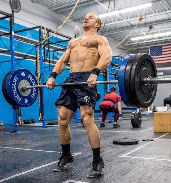 scott panchik realizando un clean en el crossfit open 21.4
