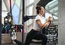 chica realizando sentadilla bulgara en trx
