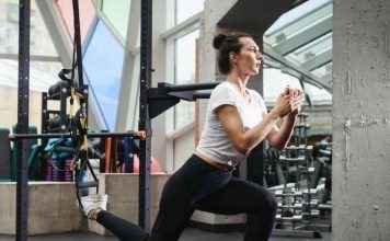 chica realizando sentadilla bulgara en trx
