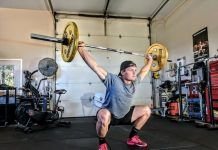 Chico realizando un Snatch Complex en CrossFit en su garaje