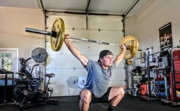 Chico realizando un Snatch Complex en CrossFit en su garaje