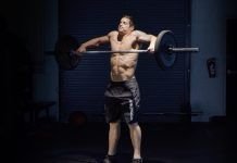 hombre realizando snatch pull