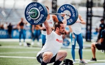 rich froning realizando un squat snatch en los crossfit games 2018