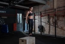 chica realizando step up en crossfit o subidas al cajon