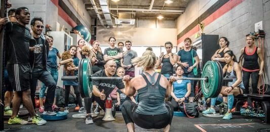 Chica realizando el CrossFit Open en el box