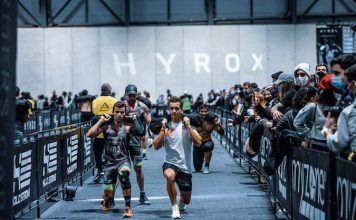 chicos realizando competición hyrox