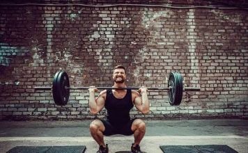 Chico realizando un thruster en crossfit con barra