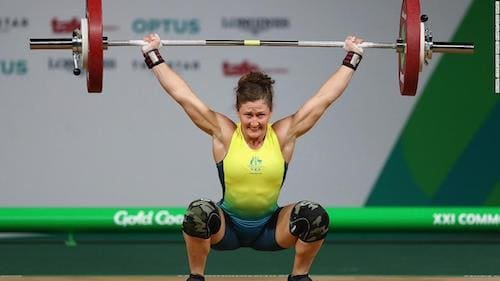 tia-clair-toomey en posición de overhead squat