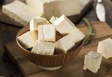 trozos de tofu como alimento con proteina vegetal