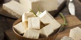 trozos de tofu como alimento con proteina vegetal