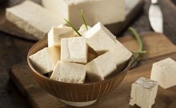 trozos de tofu como alimento con proteina vegetal