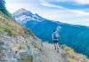 hombre realizando trail running en una montaña