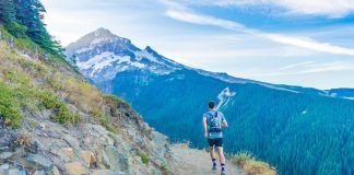 hombre realizando trail running en una montaña