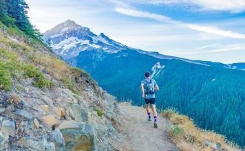 hombre realizando trail running en una montaña