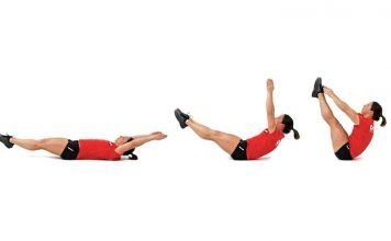 chica realizando v ups abdominales en v