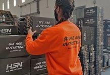 chica colocando cajas en almacen hsn durante black friday 2021