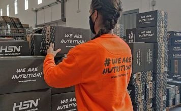 chica colocando cajas en almacen hsn durante black friday 2021