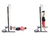 chico realizando un wall walk o wall climb en crossfit sobre una pared