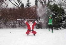 Hombre vestido de papa noel realizando un snatch en el wod 12 días de navidad