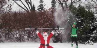 Hombre vestido de papa noel realizando un snatch en el wod 12 días de navidad