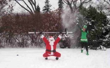 Hombre vestido de papa noel realizando un snatch en el wod 12 días de navidad