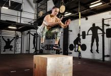 chica realizando salto al cajón o box jump en el wod fight bad gone crossfit