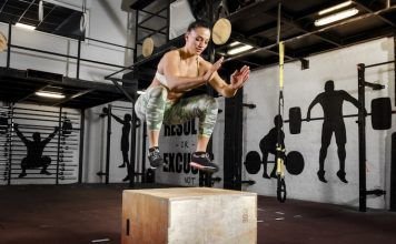 chica realizando salto al cajón o box jump en el wod fight bad gone crossfit