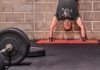 chico realizando una flexión de pino en el wod diane de crossfit