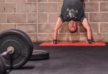 chico realizando una flexión de pino en el wod diane de crossfit
