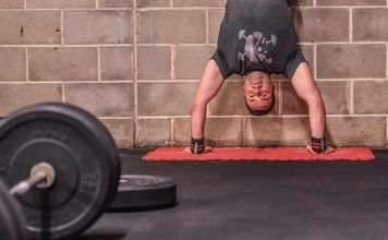 chico realizando una flexión de pino en el wod diane de crossfit