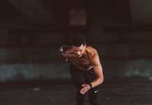 chico con pantalon nike corriendo en wod eva crossfit