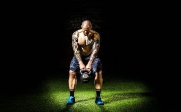 chico realizando kettlebell swing durante wod helen crossfit